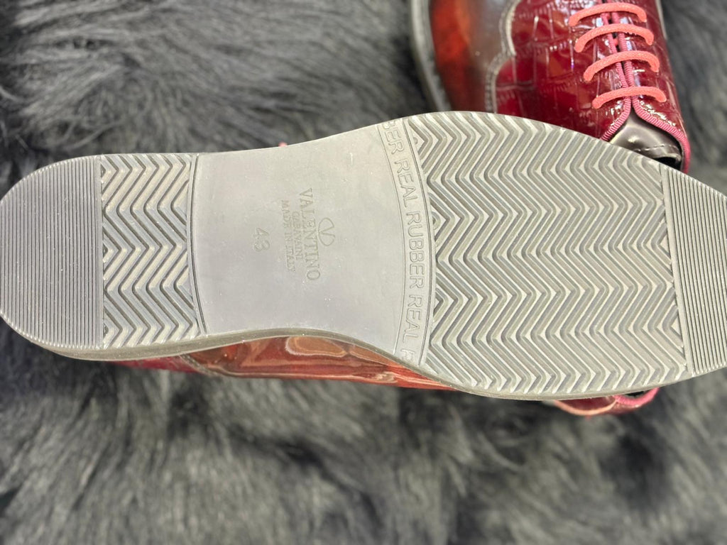 Shoes for men/ Valentino Garavani Men's Croc-Embossed Burgundy Derbys